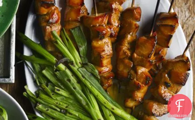 Espetos de frango teriyaki com cebolinha grelhada