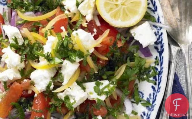Salada de limão e tomate preservada com queijo feta