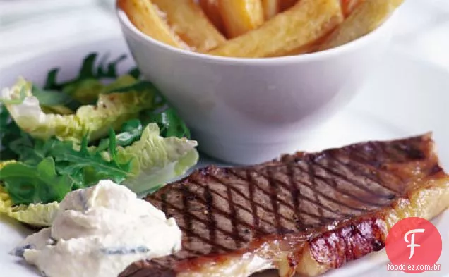 Bife com batatas fritas grossas e creme de rábano