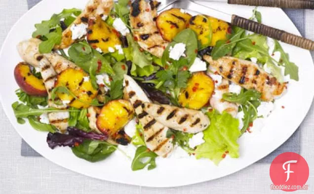 Salada de pêssego grelhado, frango e queijo feta