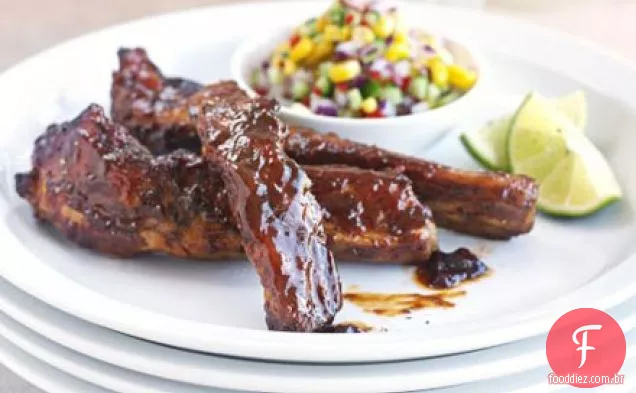 Costelas pegajosas com salada de milho