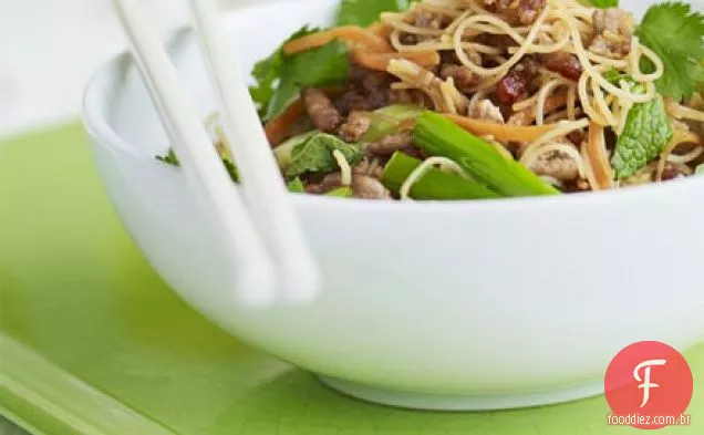 Carne de porco e macarrão
