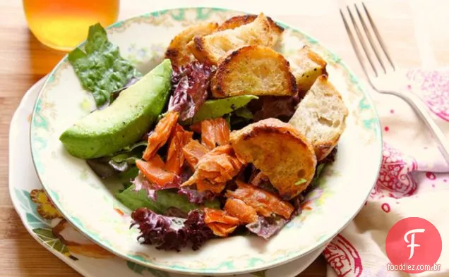 Salada De Crouton Com Manteiga Com Abacate E Salmão Defumado