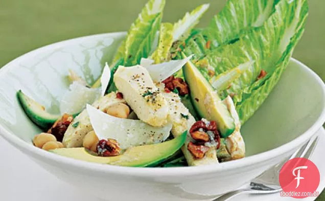 Salada Caesar com frango e abacate
