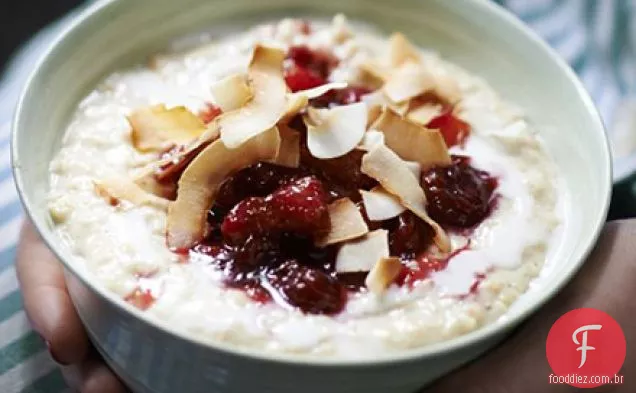 Mingau de coco temperado com cranberry e compota de laranja