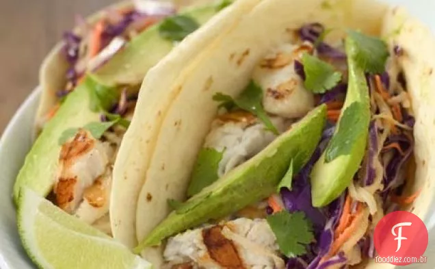Tacos de bagre com repolho Tailandês Slaw