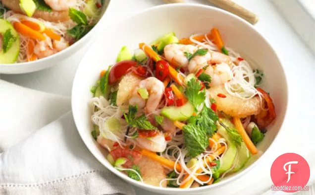 Salada de macarrão com grapefruit e camarão rosa