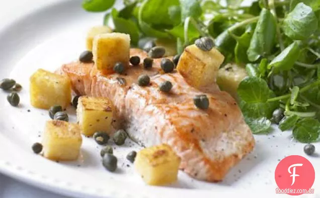 Salmão frito com agrião, croutons de polenta e alcaparras