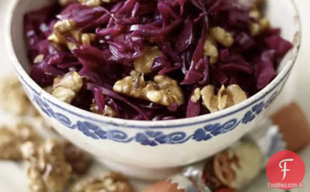 Repolho roxo com maçã Bramley e nozes