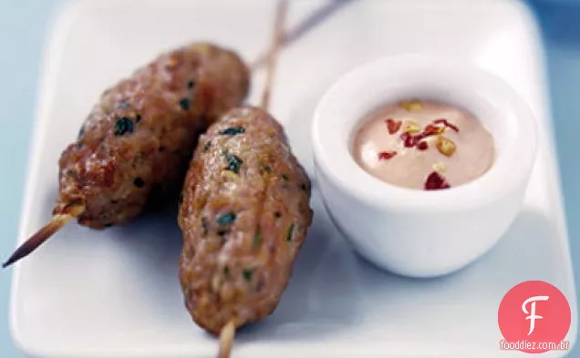 Mini brochettes com molho tailandês picante