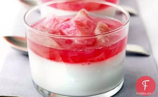 Cremes de coco com ruibarbo escalfado