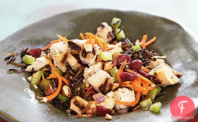 Salada de frango e arroz selvagem com amêndoas