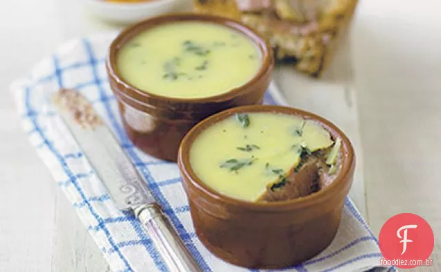 Parfait de fígado de frango com chutney de maçã e açafrão