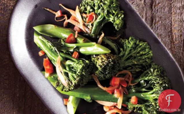 Broccolini refogado com tomate