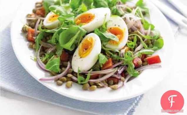 Salada de lentilha e pimenta vermelha com um ovo macio