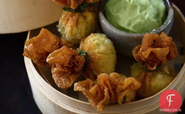 Wontons De Frango Com Pimenta Verde Com Molho De Abacate E Limão