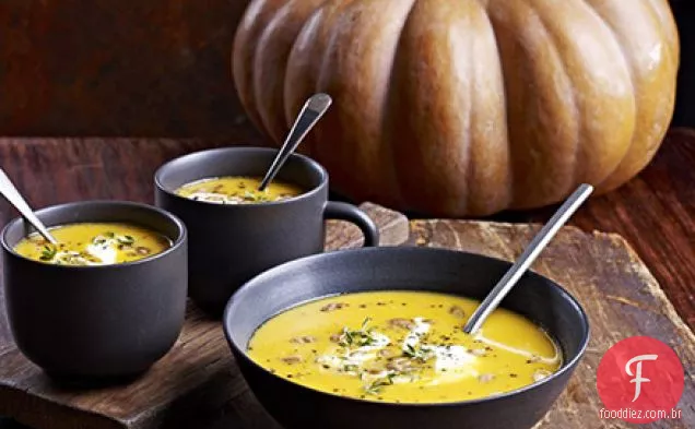 Sopa cremosa de abóbora e lentilha