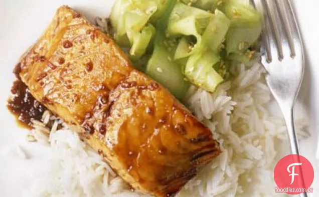 Salmão grelhado Teriyaki com salada de pepino