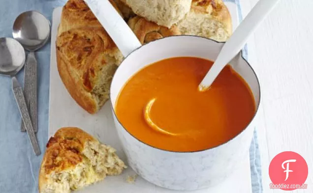 Sopa de tomate com lágrima e compartilhar pão de queijo