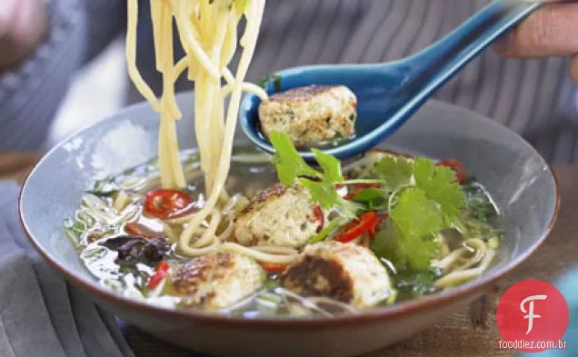 Almôndegas de frango temperadas com macarrão, manjericão e caldo