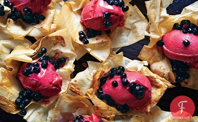 Flores Phyllo com sorvete e mirtilos