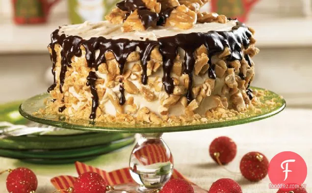 Bolo de açúcar mascavo com creme de manteiga de amendoim e cobertura frágil