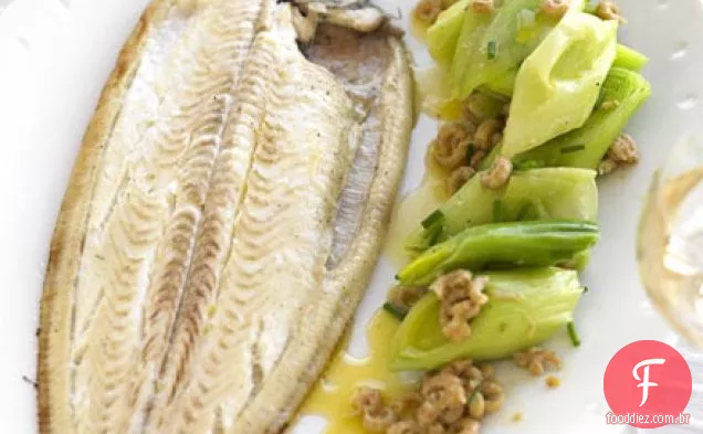 Dover sole com alho-poró e camarão com manteiga