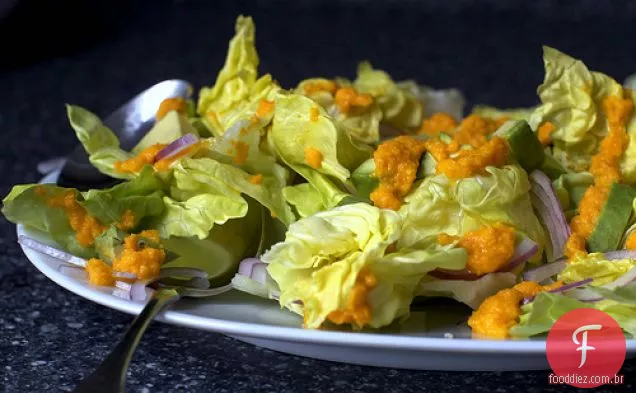 Salada de abacate com molho de cenoura e gengibre