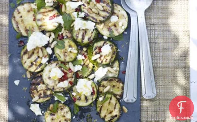 Courgettes grelhados com pinhões e queijo feta