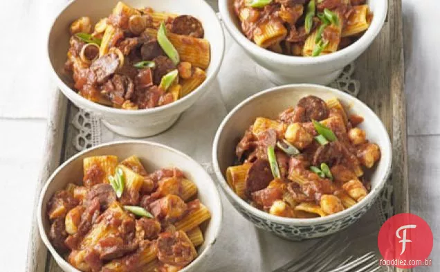 Rigatoni com camarões temperados, tomates e chouriço