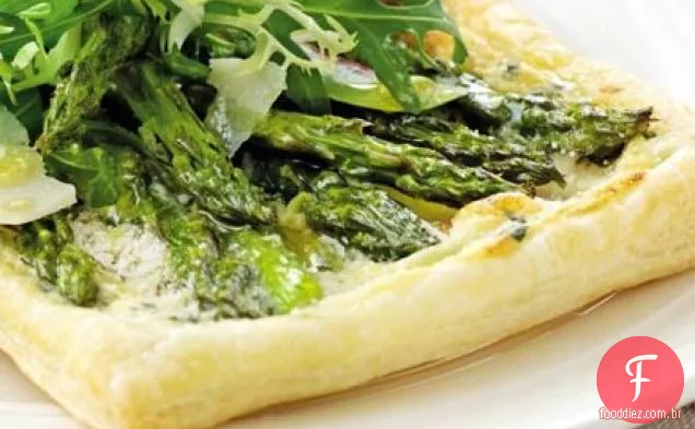 Aspargos e pastéis de parmesão