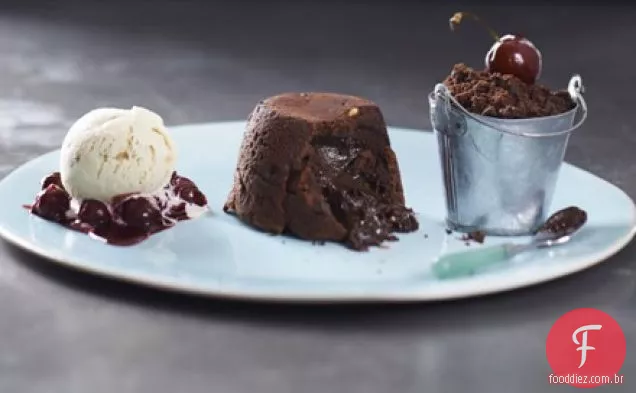Choc-fondants de amendoim com terra de chocolate e cerejas