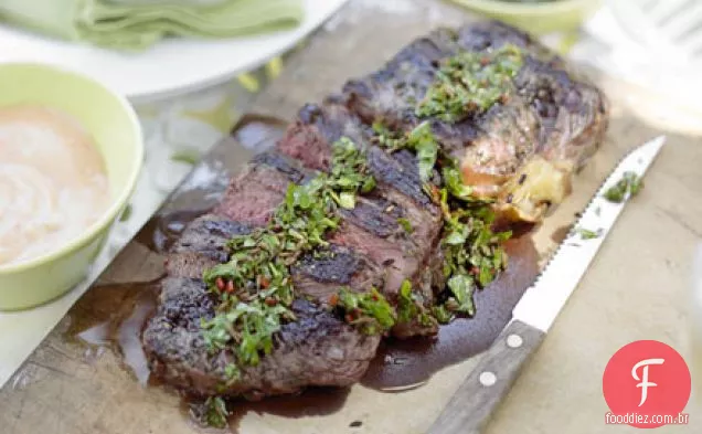 Bife grelhado com molho chimichurri