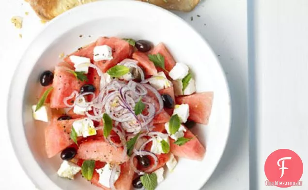 Salada de melancia e queijo feta com pão crocante
