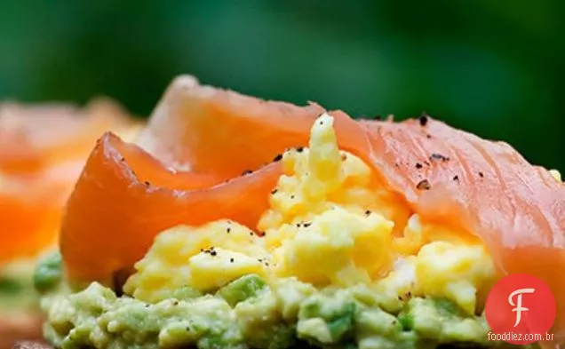 Sanduíches De Rosto Aberto Com Abacate, Ovo E Salmão Defumado