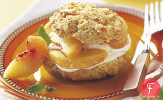 Pêssegos e bolos de creme com farinha de milho-biscoitos de laranja