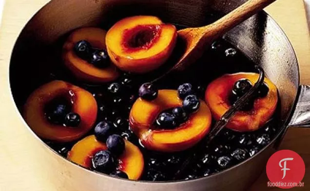 Caramelo pêssegos escalfados com mirtilos