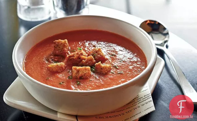 Sopa de tomate saborosa de Tom com Croutons de manteiga marrom