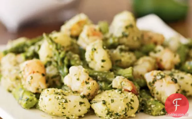 Nhoque com camarão, aspargos e Pesto