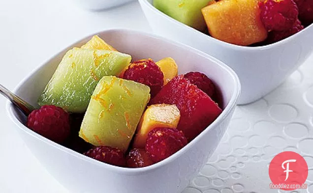 Copos de melão, laranja e framboesa