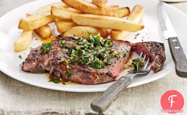Bife com molho chimichurri