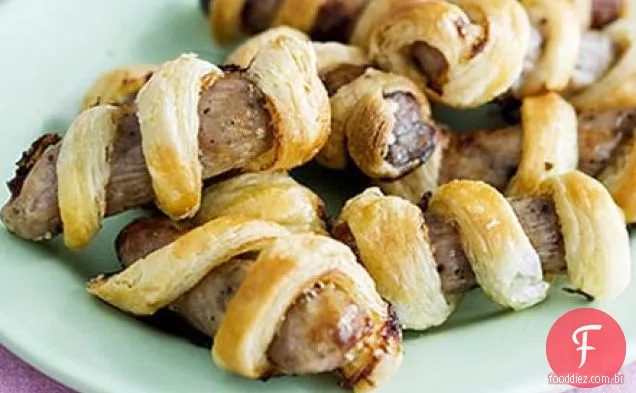 Torções de rolo de salsicha com molho de tomate