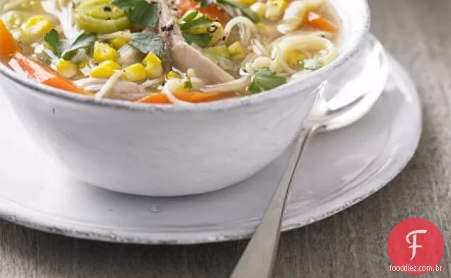 Frango, milho doce e sopa de macarrão