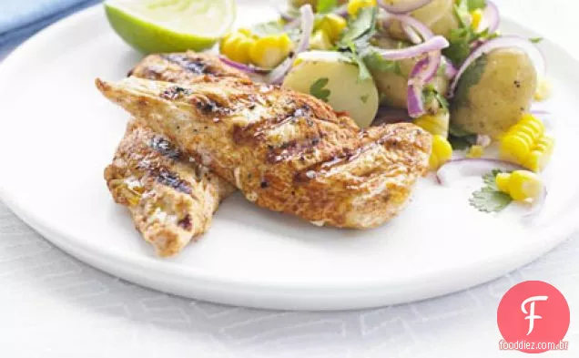 Frango esfumaçado com milho quente e salada de batata