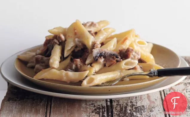 Salsicha e cogumelo Penne gratinado