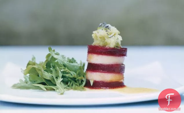 Napoleões de beterraba e pêra com vinagrete de suco de gengibre