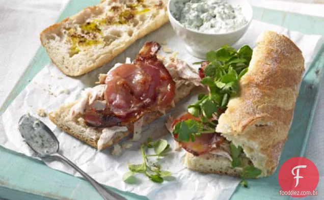 Frango, bacon e baguetes de agrião