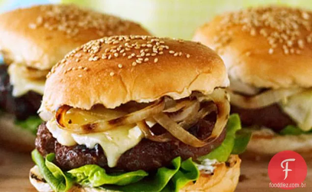 Hambúrgueres de cereja e Brie com alecrim e cebola grelhada