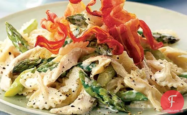 Farfalle com frango, aspargos e pancetta