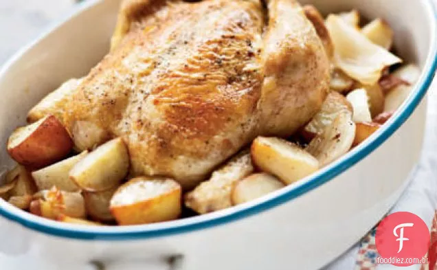 Frango assado com cebola, batata e molho